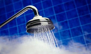الاستحمام بالماء الساخن من أسباب جفاف البشرة